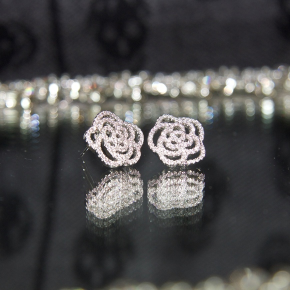 Stunning and Dainty 14kt Gold Dipped Swarovski Ear - Picture 6 of 8